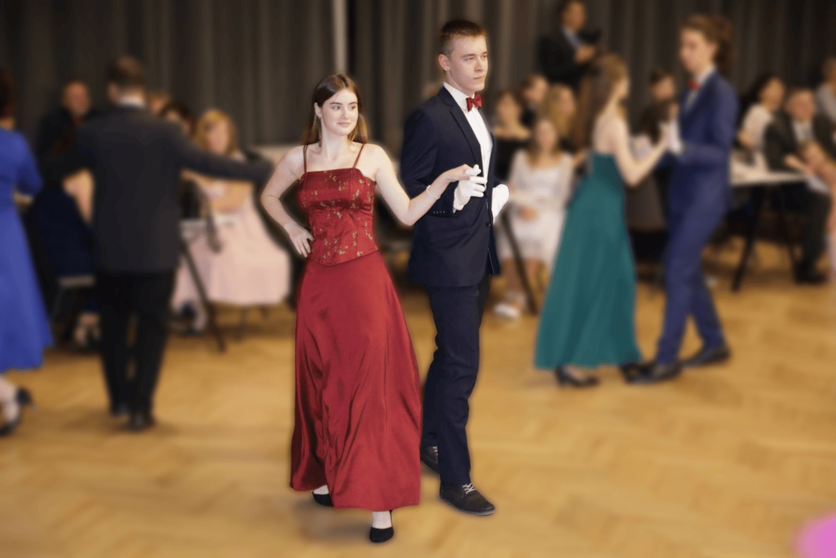 Mladý pár na kurzu sportovního společenského tance