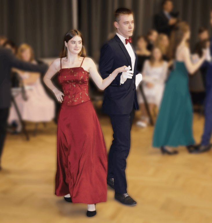 Mladý pár na kurzu společenského tance