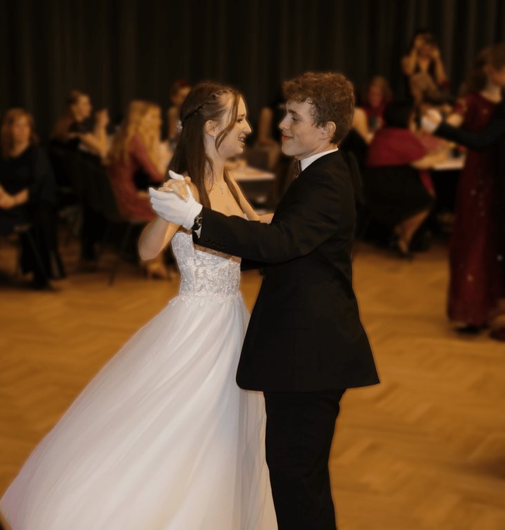 Mladý pár na kurzu společenského tance